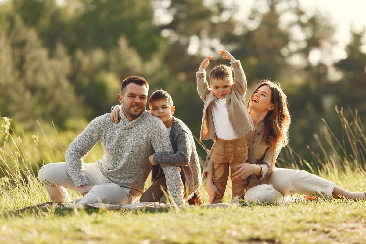 Familia disfrutando de espacios abiertos